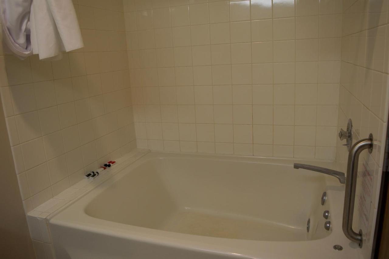 Amerivu Inn And Suites Shawano Wi Luaran gambar