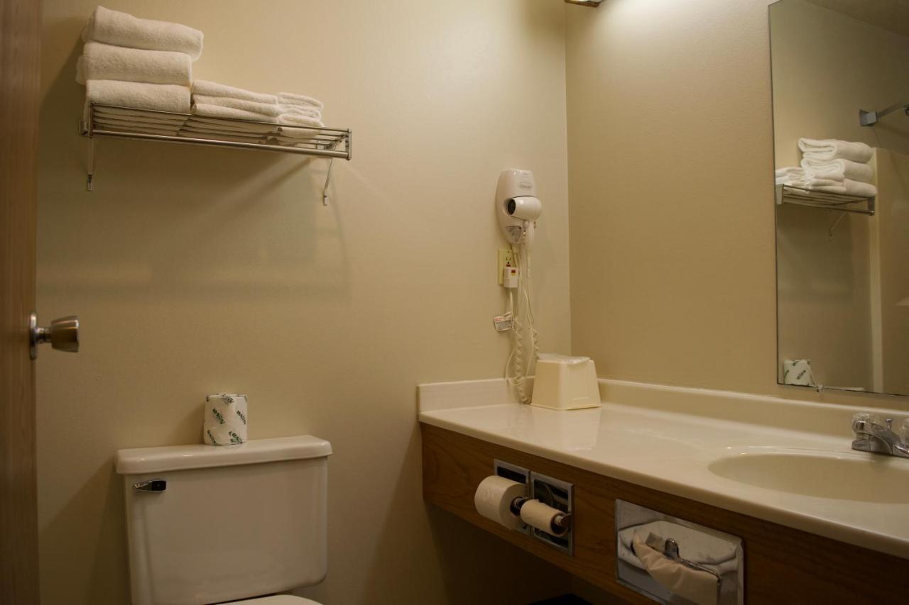Amerivu Inn And Suites Shawano Wi Luaran gambar