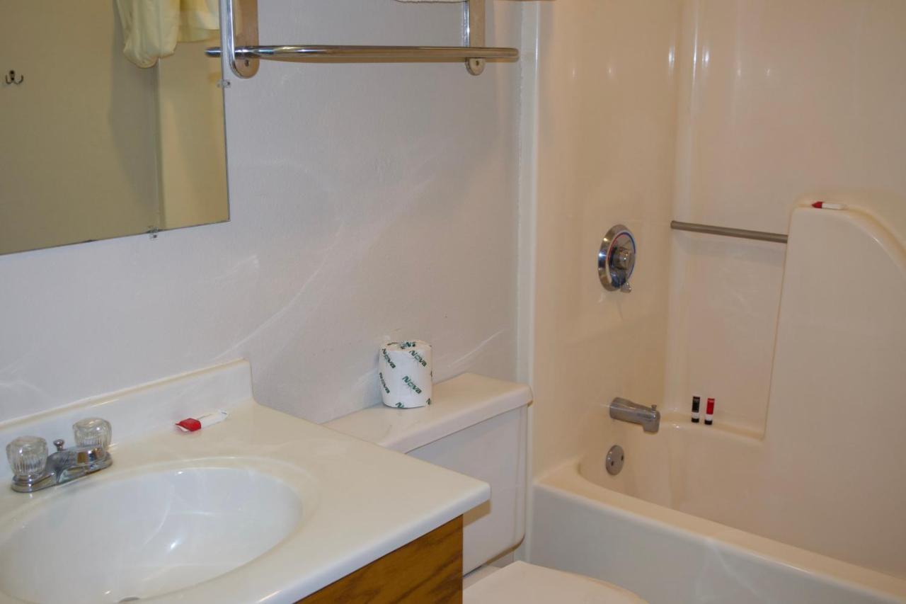 Amerivu Inn And Suites Shawano Wi Luaran gambar