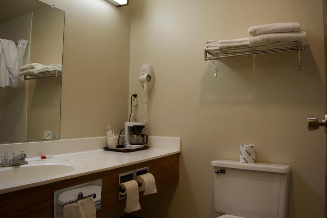 Amerivu Inn And Suites Shawano Wi Luaran gambar