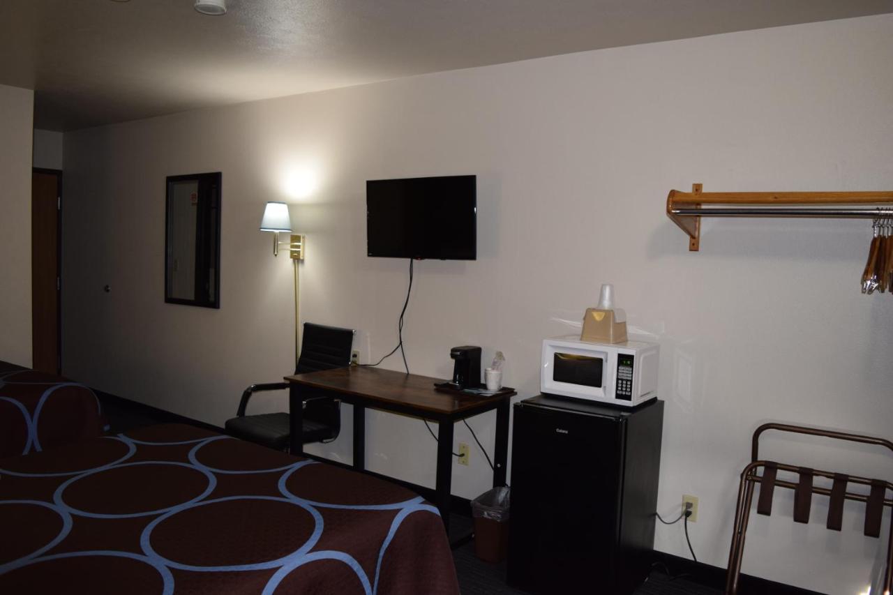 Amerivu Inn And Suites Shawano Wi Luaran gambar