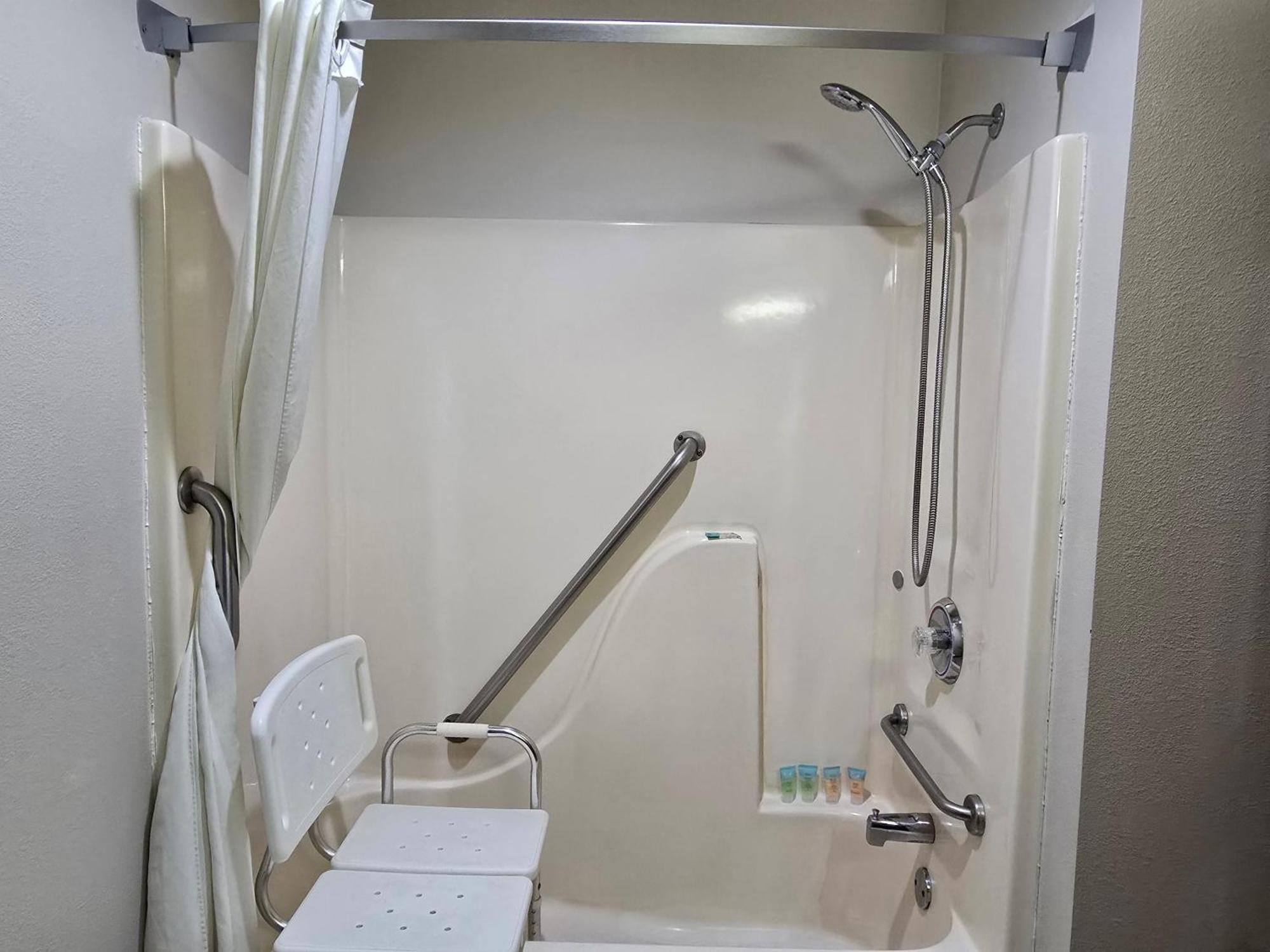 Amerivu Inn And Suites Shawano Wi Luaran gambar