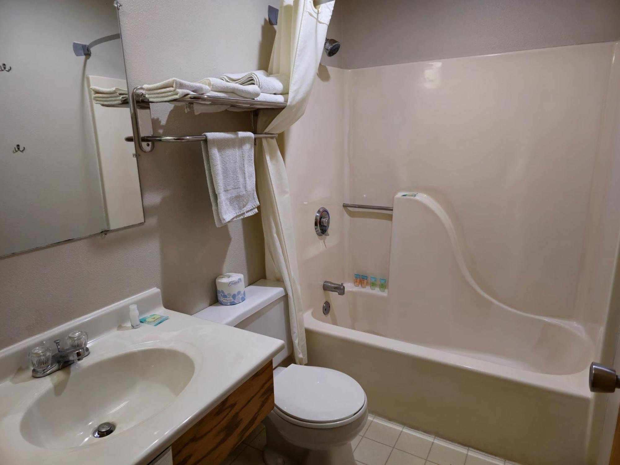 Amerivu Inn And Suites Shawano Wi Luaran gambar