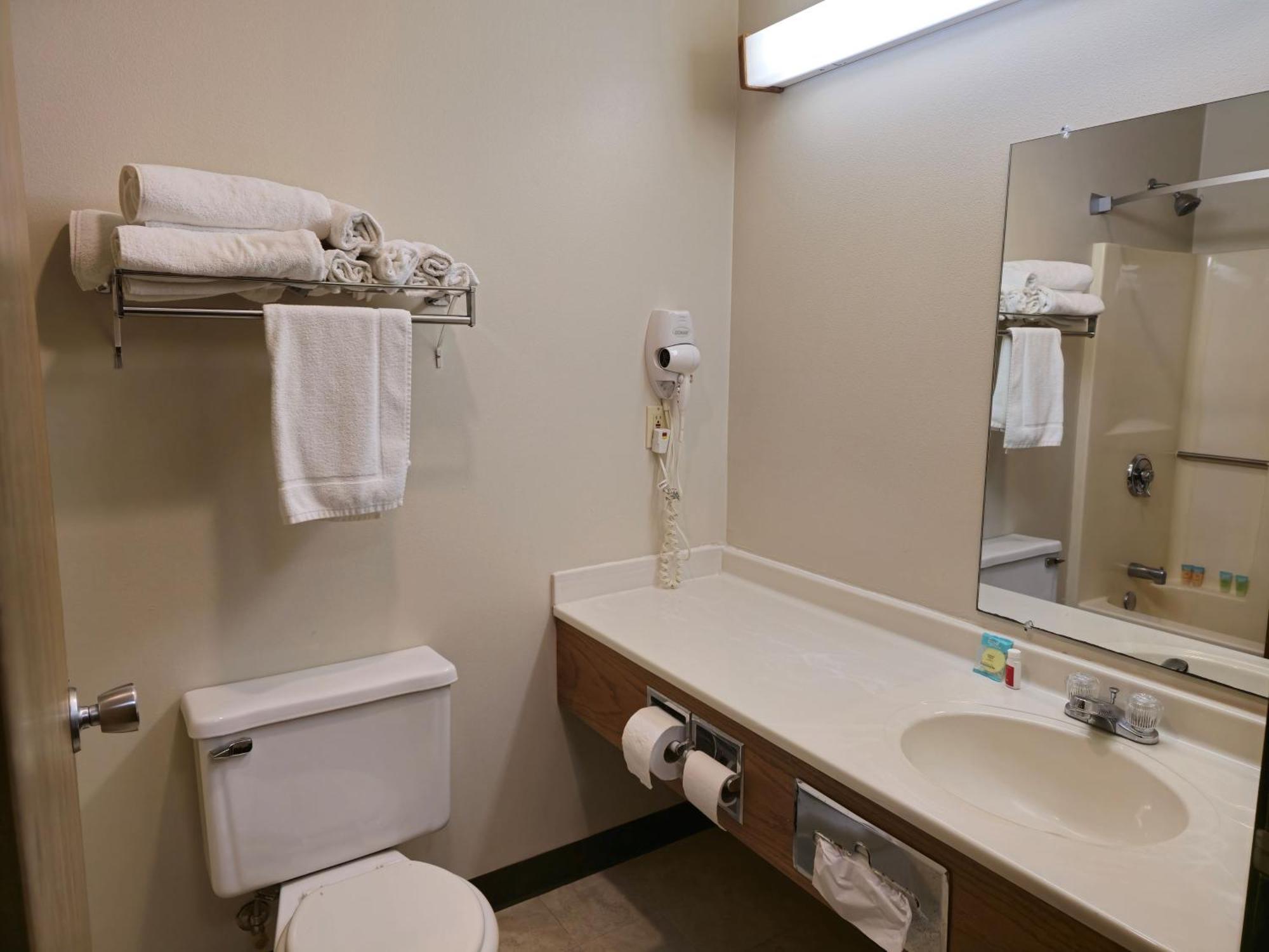 Amerivu Inn And Suites Shawano Wi Luaran gambar